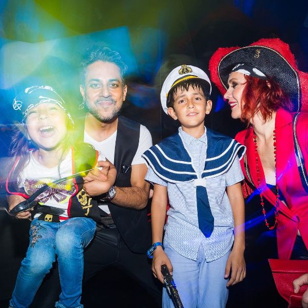Vishen Lakhiani Wiki, años, esposa, hijos, familia, biografía y más Vishen Lakhiani con su ex esposa e hijos en A-Fest