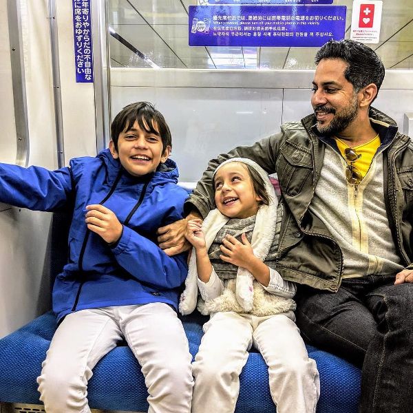 Vishen Lakhiani Wiki, años, esposa, hijos, familia, biografía y más Vishen Lakhiani con sus hijos