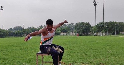 Yogesh Kathuniya durante la pr&aacute;ctica de lanzamiento de disco