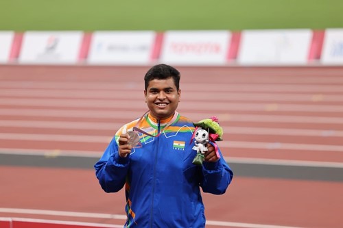 Yogesh Kathuniya posando con la medalla de plata en los Juegos Paral&iacute;mpicos de Verano 2020