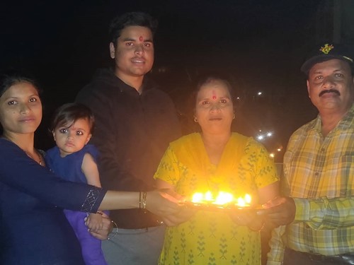 Yogesh Kathuniya con su familia