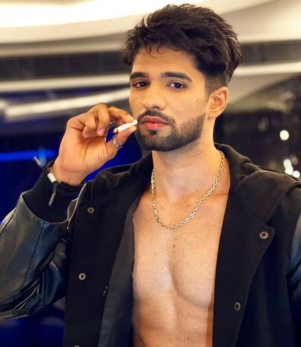 Zeeshan Khan fumando