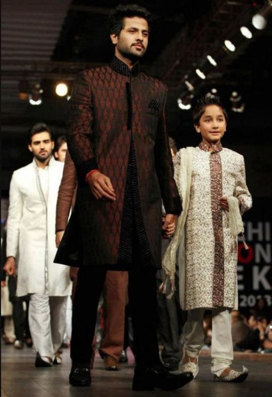 Zuhab Khan caminando por la pasarela para un desfile de moda de ropa tradicional