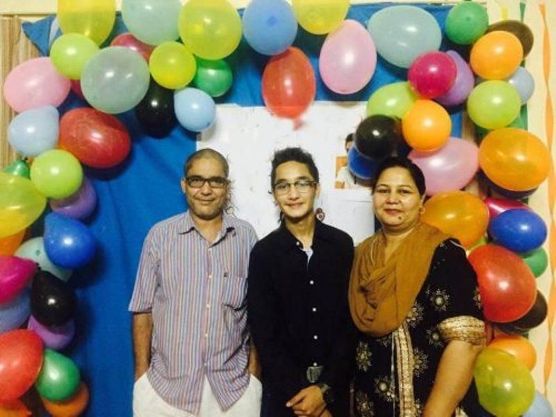 Zuhab Khan con sus padres