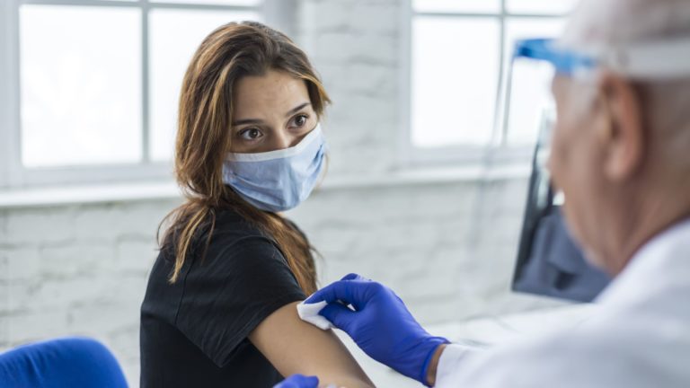 Estos 25 países tienen las tasas más altas de vacunación contra COVID-19