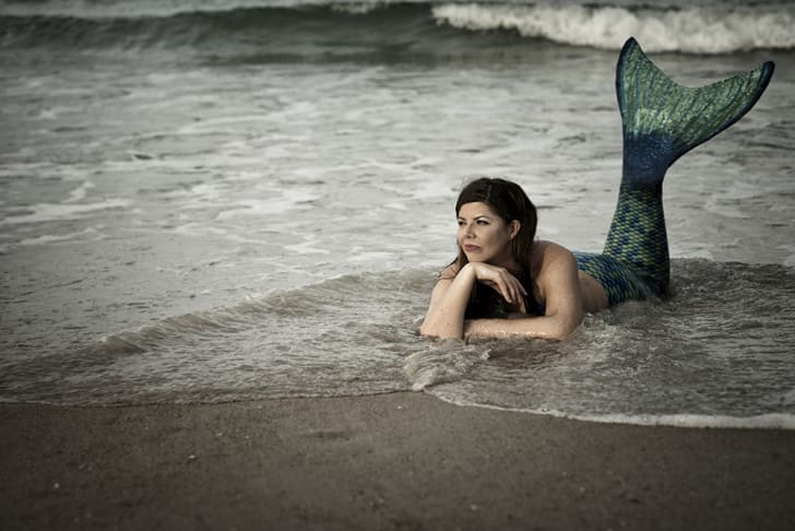 Una sirena mirando contemplativa en la orilla.