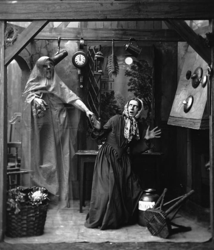 Una ama de casa asustada por un fantasma en una vieja foto en blanco y negro