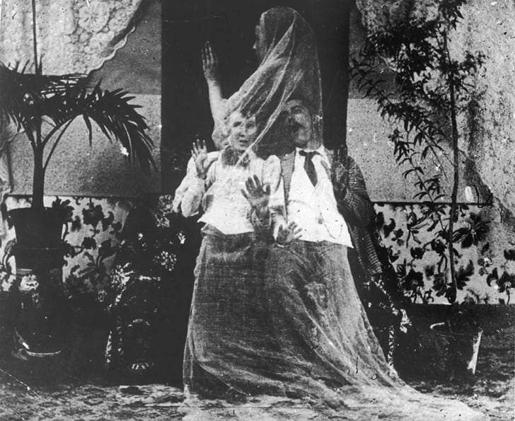 Una pareja est&aacute; aterrorizada por una aparici&oacute;n espectral.