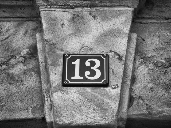 El n&uacute;mero trece en un cartel de la calle.