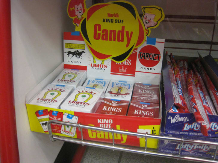 Una caja de cigarrillos de caramelo.