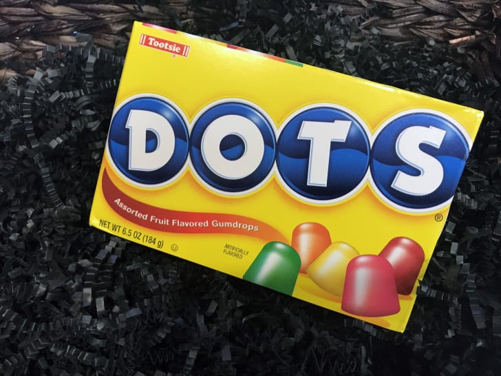 Una caja de gomitas DOTS sobre un fondo negro.