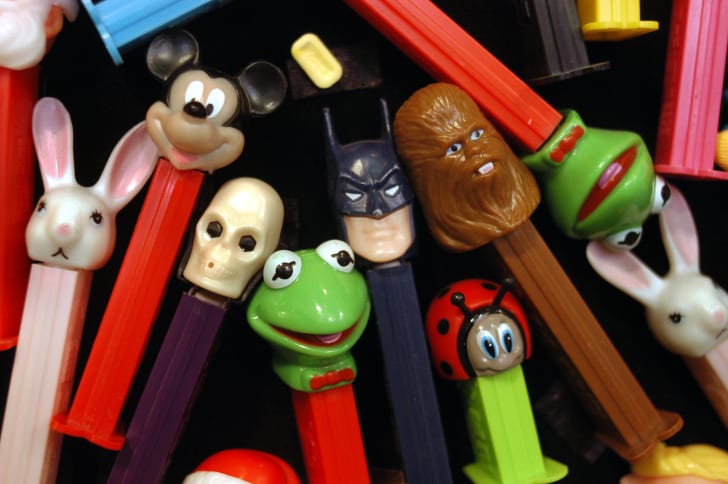 Fotos de dispensadores de Pez, incluidos Mickey Mouse, Kermit y Batman.
