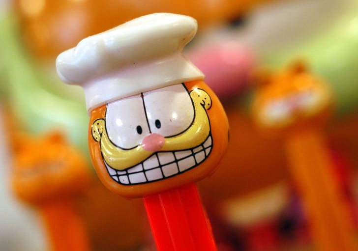 Un dispensador de Garfield Pez.