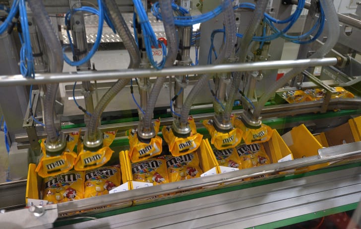Una m&aacute;quina envasadora de caramelos de M&M en una f&aacute;brica de Mars en Francia.