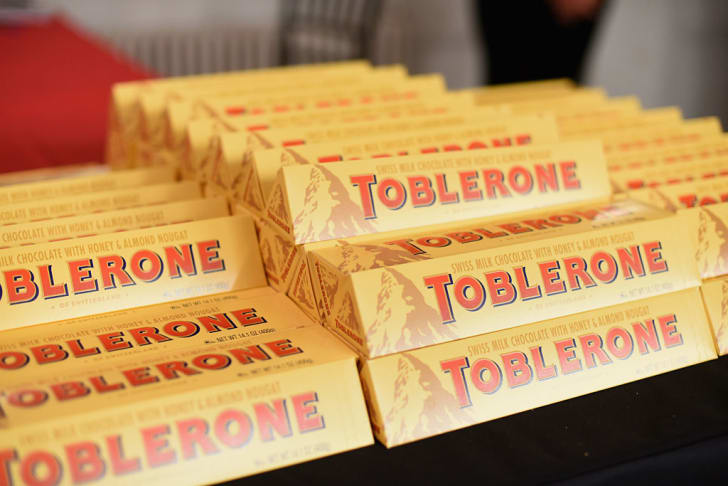 Cajas de bombones Toblerone apiladas una encima de la otra.