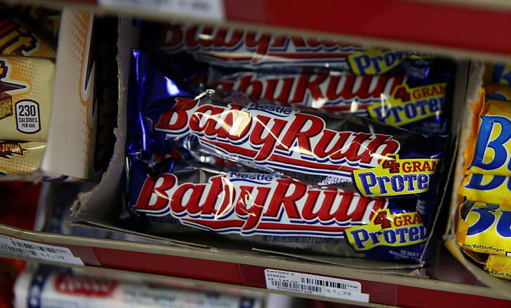Una pila de barritas Baby Ruth en una caja.
