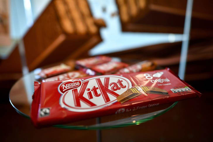 Una barra Kat Kat en una envoltura roja.
