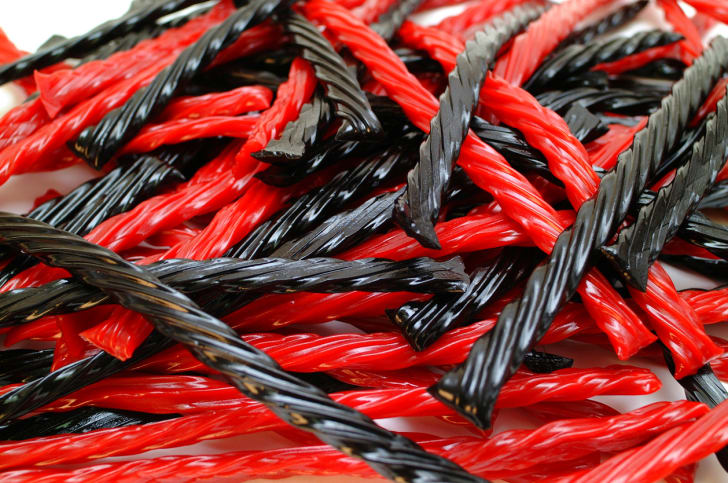 Un mont&oacute;n de Twizzlers negros y rojos.