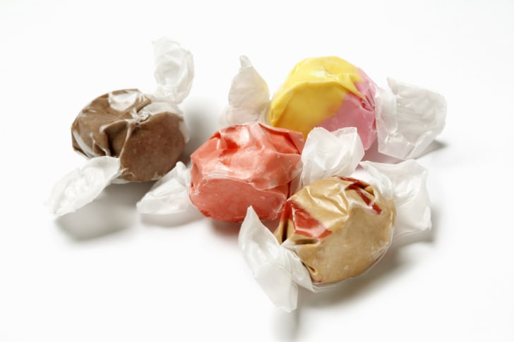 Unos trozos de caramelo de agua salada.