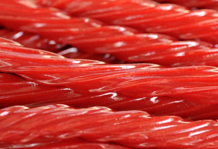 un primer plano de twizzlers.