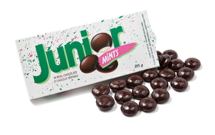 Una caja abierta de caramelos Junior Mints sobre un fondo blanco.