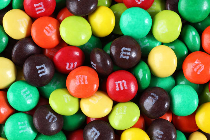 Un mont&oacute;n de caramelos M & Ms.