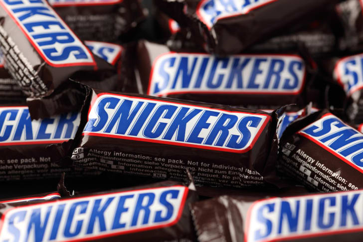 Las barras de Snickers se apilaron unas sobre otras.