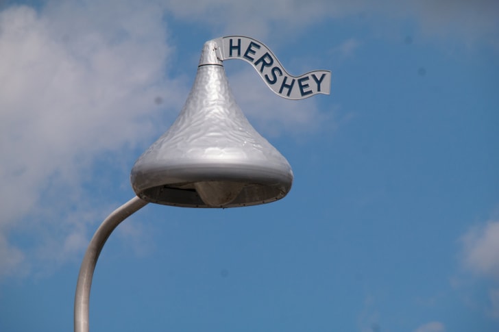 Una farola con forma de Hershey Kiss en Hershey, Pennsylvania.