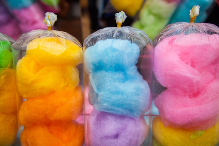 Bolsas de algod&oacute;n de az&uacute;car de vivos colores en varios tonos.