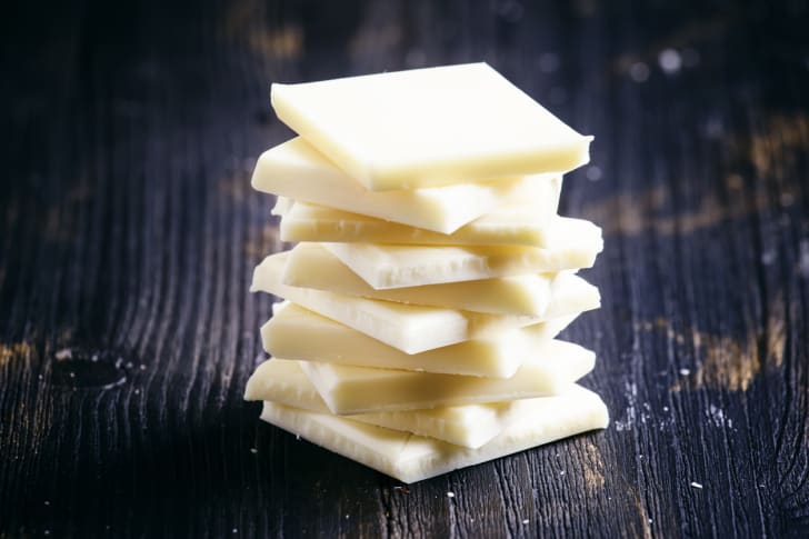 Cuadrados de chocolate blanco apilados uno encima del otro.