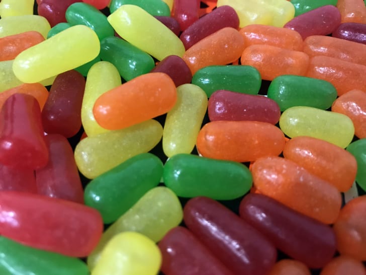 Un mont&oacute;n de caramelos Mike e Ike.