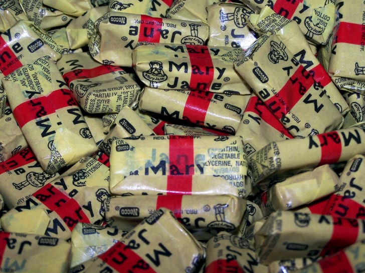 Una pila de caramelos Mary Jane.