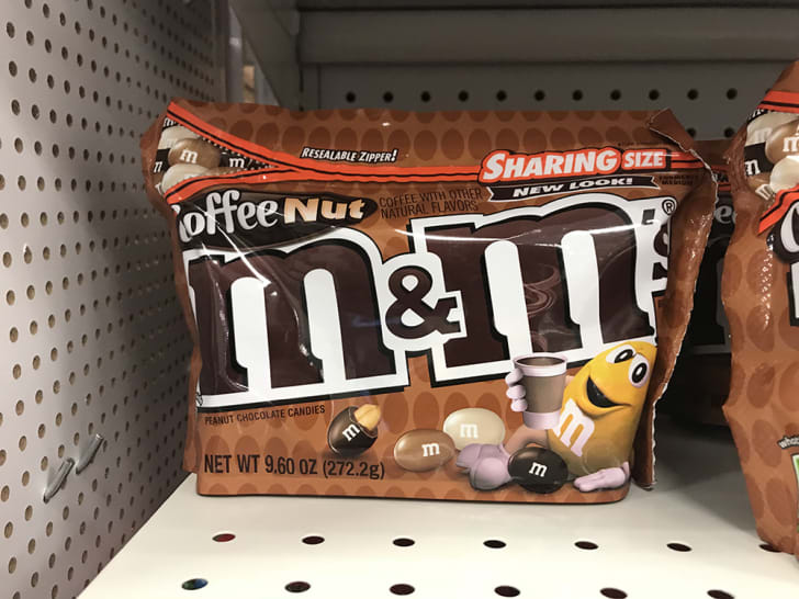 Una bolsa de nueces de caf&eacute; m & ms.