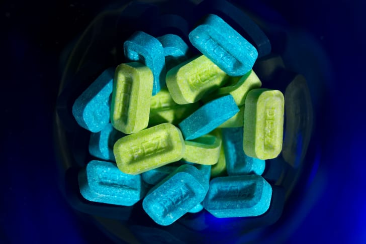 Un grupo de Pez verdes y azules.