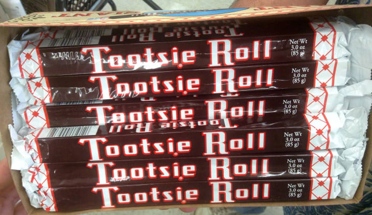Una foto de tootsie rolls gigantes en un empaque anticuado.