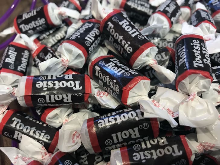 Una vista de cerca de un mont&oacute;n de Tootsie Rolls.