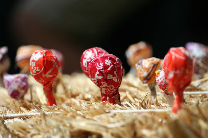 Tootsie Pops en un fardo de heno.