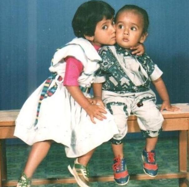 Una foto de la infancia de Keki con su hermano.