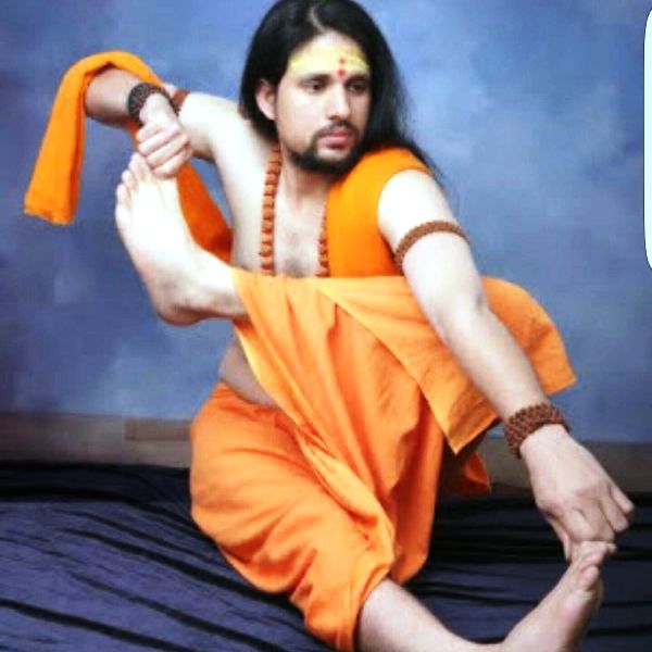 Anand Giri en pose de yoga