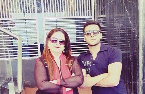 Arbaaz Merchant con su madre