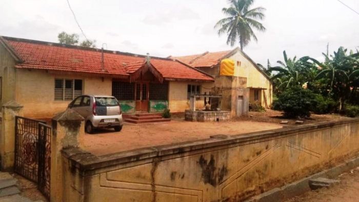BV Nagarathna Wiki, años, casta, esposo, familia, biografía y más Casa de BV Nagarathna en el pueblo de Engalaguppe, Pandavapura taluk del distrito de Mandya