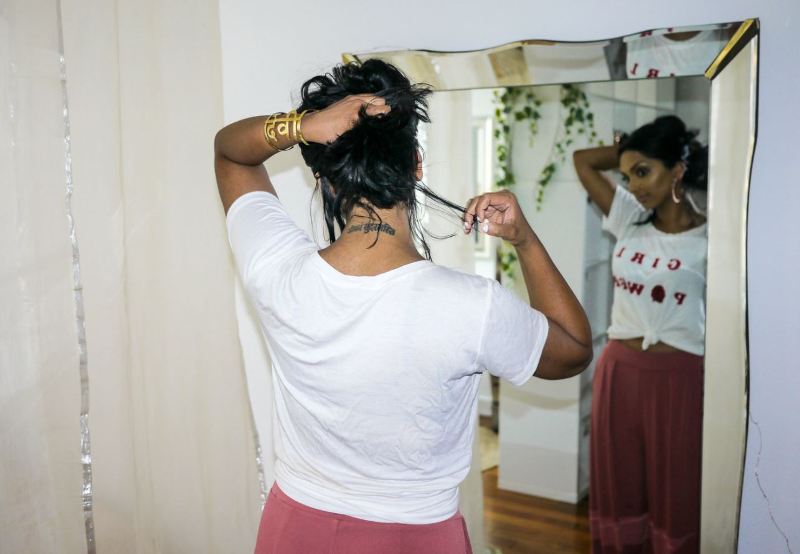 Deepica mientras presenta un tatuaje en su cuello.