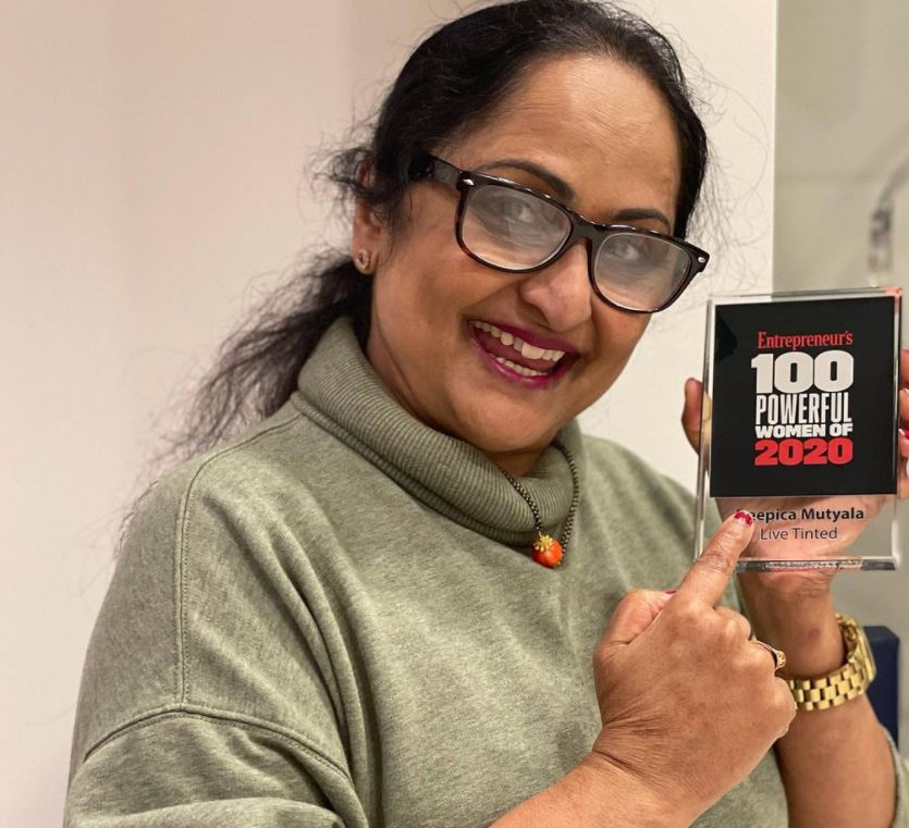 La madre de Deepica mientras posa con el premio de Deepica