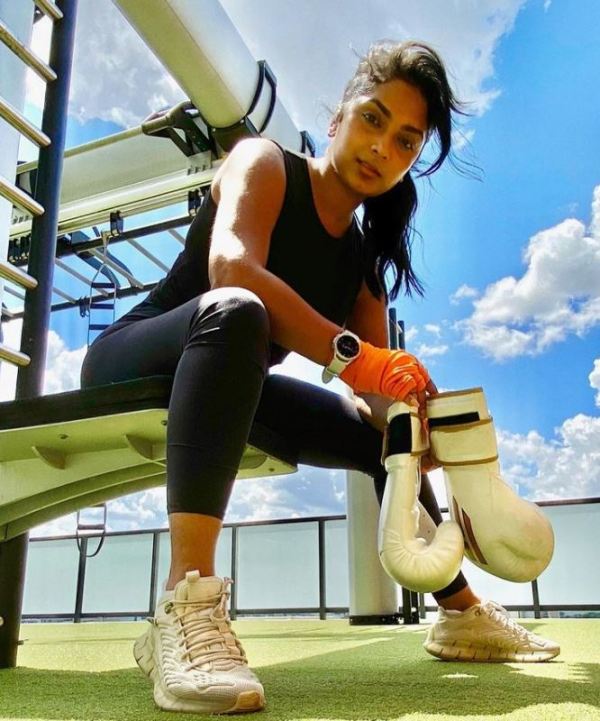 Deepica mostrando sus guantes de boxeo