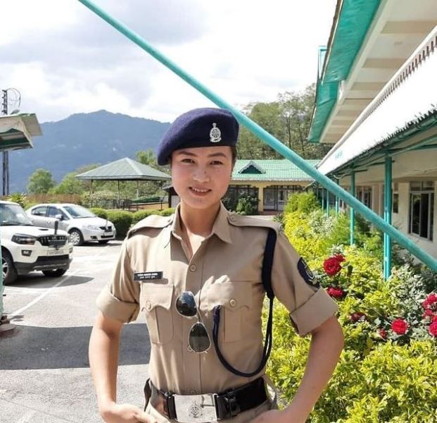 Eksha Kerung con su uniforme de polic&iacute;a