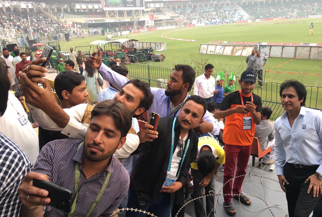 Fans tomando un selfie con Ramiz Raja