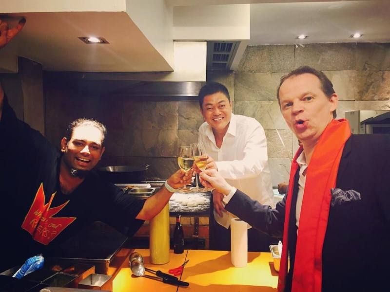 Gaggan Anand bebiendo vino