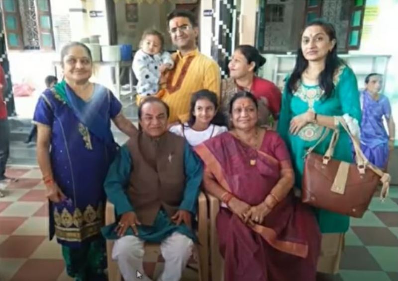Ghanshyam Nayak con los miembros de su familia