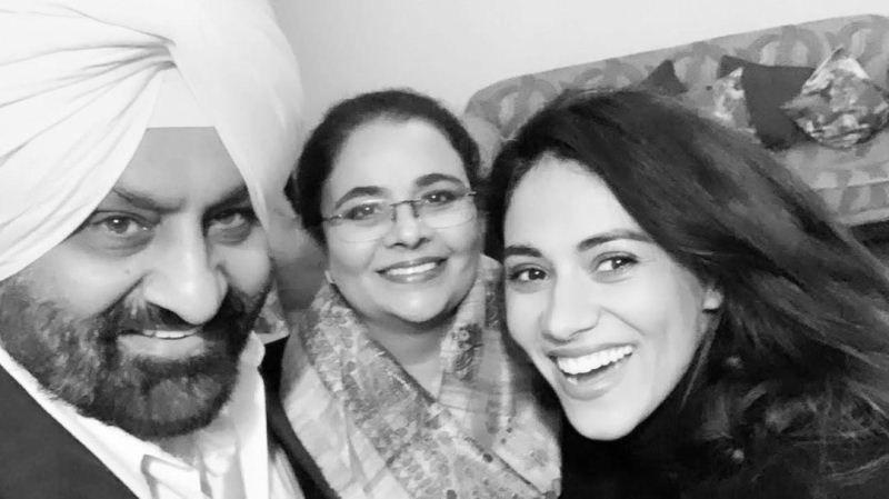 Gurleen con su padre y su madre.