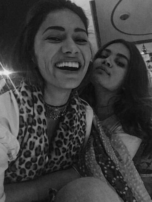 Gurleen con su hermana